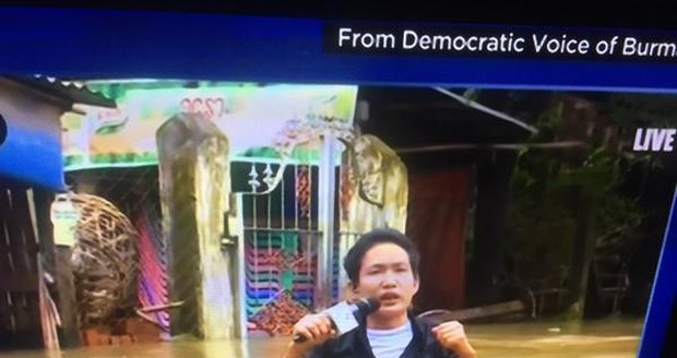 Ostré nasazení reportéra barmské televize při reportáži o povodních.