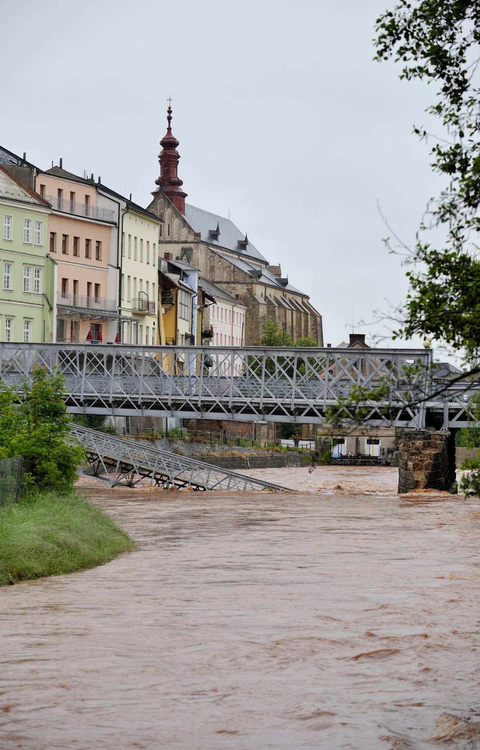 Povodně 2013: V Jaroměři na Náchodsku se zřítila část historického železničního mostu přes Labe