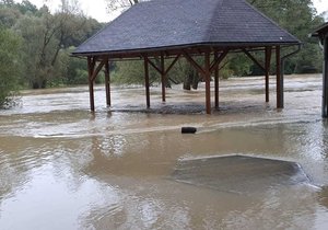 Řeka Opava zaplavila rekreační oblast v Děhylově. Pod vodou je i areál Loděnice.