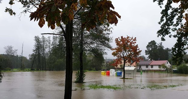 V Petrovicích u Karviné museli hasiči kvůli rozvodněné řece Petrůvce svážet lidi na člunech. Říčka jim odřízla cestu.