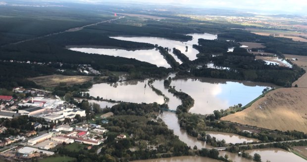 Morava zcela zaplavila pole, louky a lesy u Rohatce na Hodonínsku.