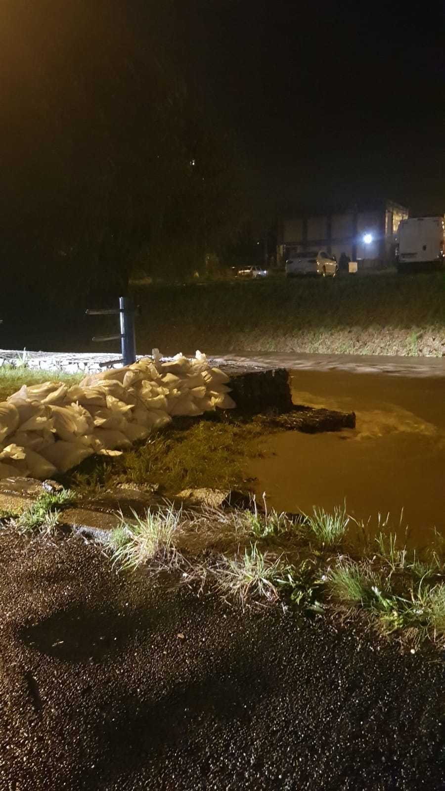 Na řece Porubce v Ostravě chyběly k vyhlášení 3. povodňového stupně v noci už jen centimetry.