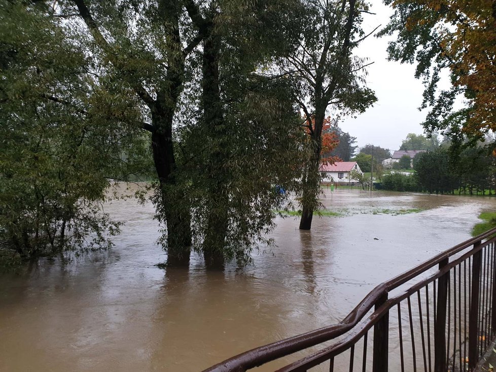 V Petrovicích u Karviné museli hasiči kvůli rozvodněné řece Petrůvce svážet lidi na člunech. Říčka jim odřízla cestu.