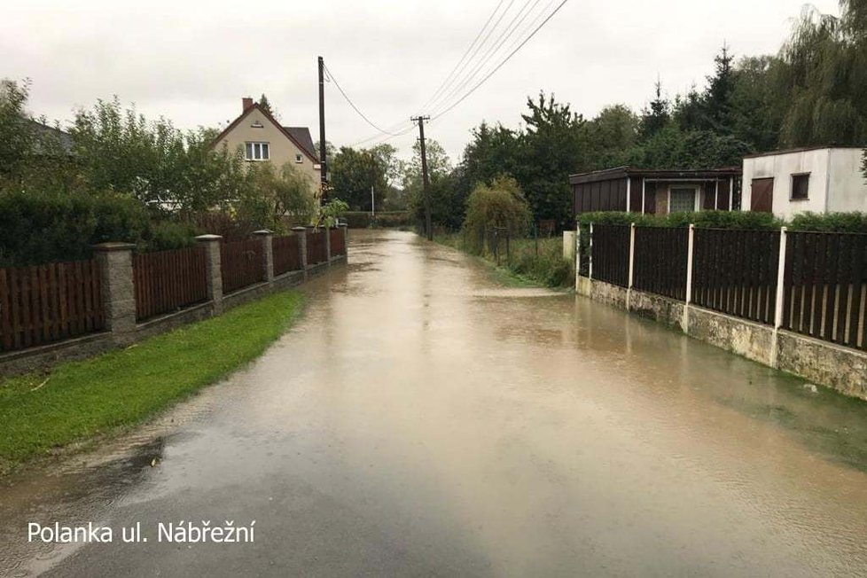 Situace v ulici Nábřežní, kde se vylila Polančice.