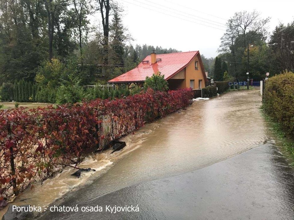 V chatové osadě Kyjovická se vylila řeka Porubka.