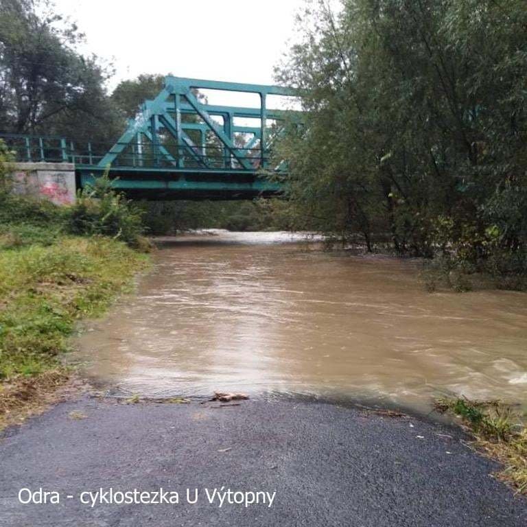 Odra zalila cykostezku u Výtopny.