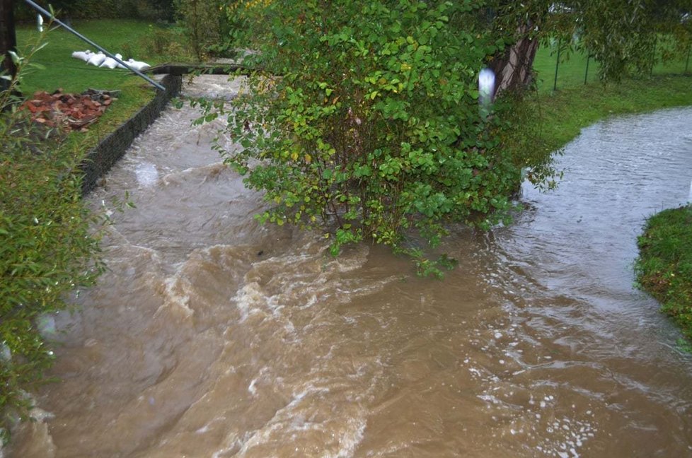 Z mírné říčky Krasovka u Krnova se stala dravá řeka.