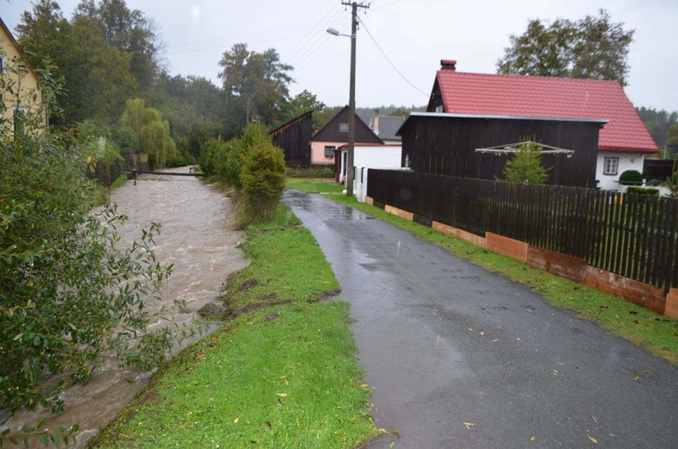 Z mírné říčky Krasovka u Krnova se stala dravá řeka.