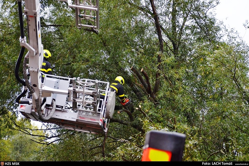 Hasiči na severu Moravy jen za pár hodin vyjížděli v souvislosti s počasím už k více než 400 případů. Nejčastěji čerpají vodu nebo odřezávají stromy, které hrozí zřícením.