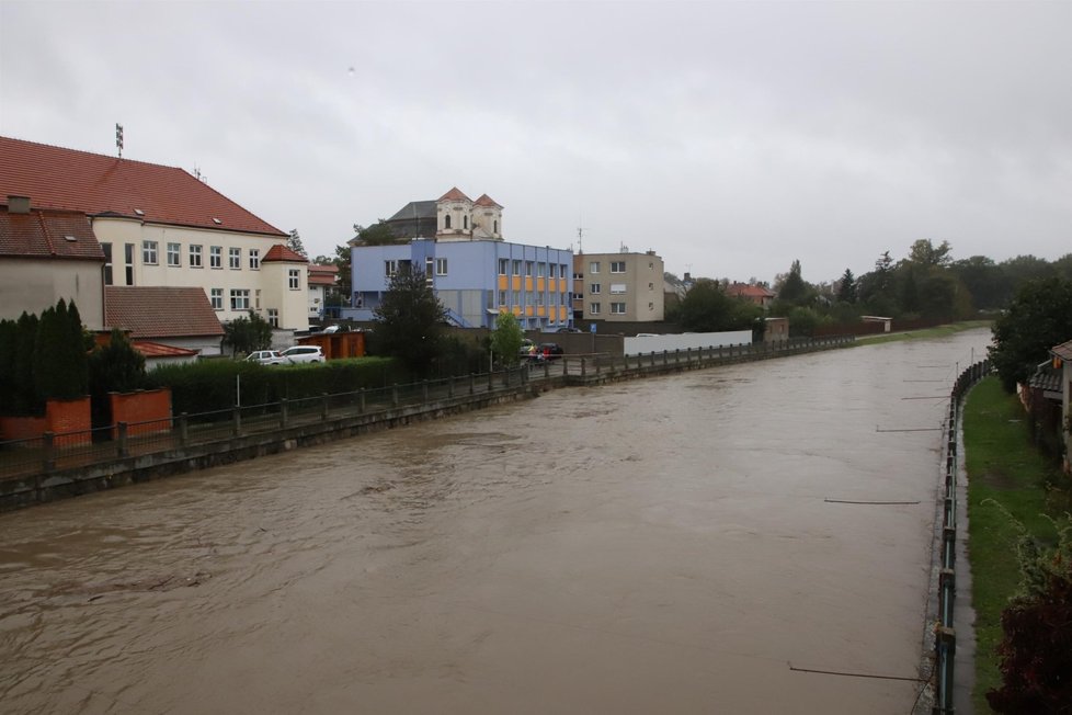 Řeka Morava se ve Veselí valí plným korytem. Je jen tři schůdky před přelitím hráze. V centru města se již pytlovaly zátarasy.