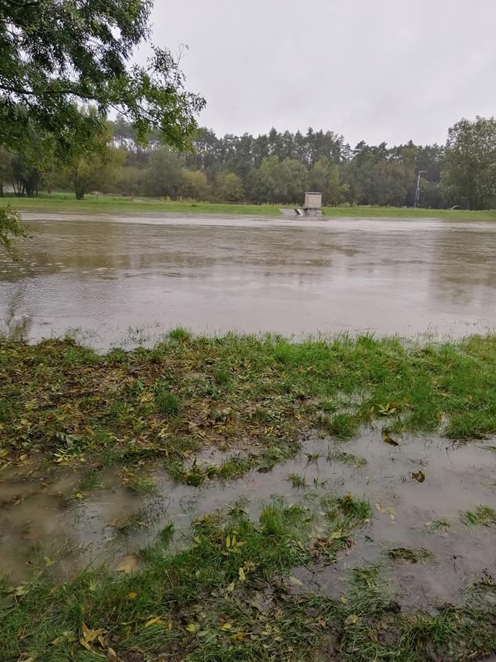 U Strážnice zatopila Morava a Velička louky a pole.