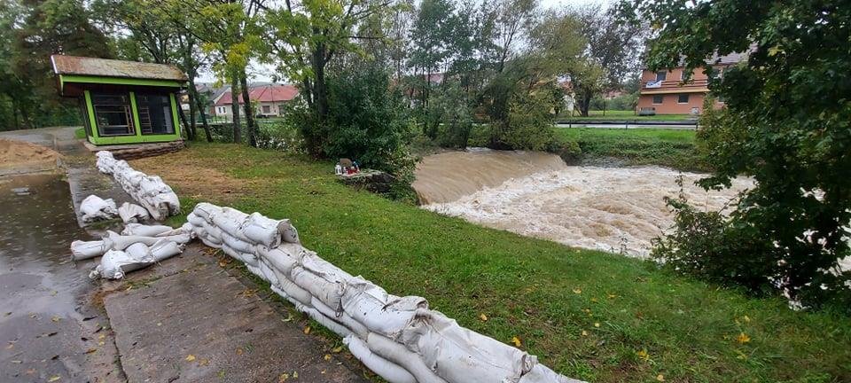 Lidé na nejnebezpečnějším místu Velké nad Veličkou, u jezu v centru vesnice, vytvořili z pytlů protipovodňové hráze.