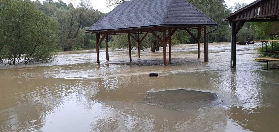 Řeka Opava zaplavila rekreační oblast v Děhylově. Pod vodou je i areál Loděnice.