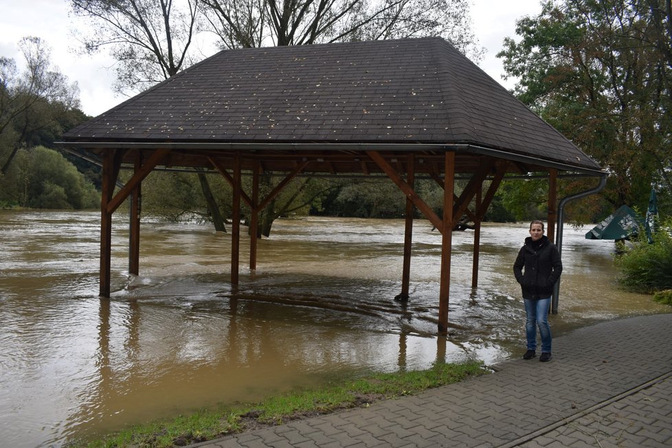 Provozní Petra Krupová (40) a dolní terasa pod vodou. Za ní rozvodněná řeka Opava.