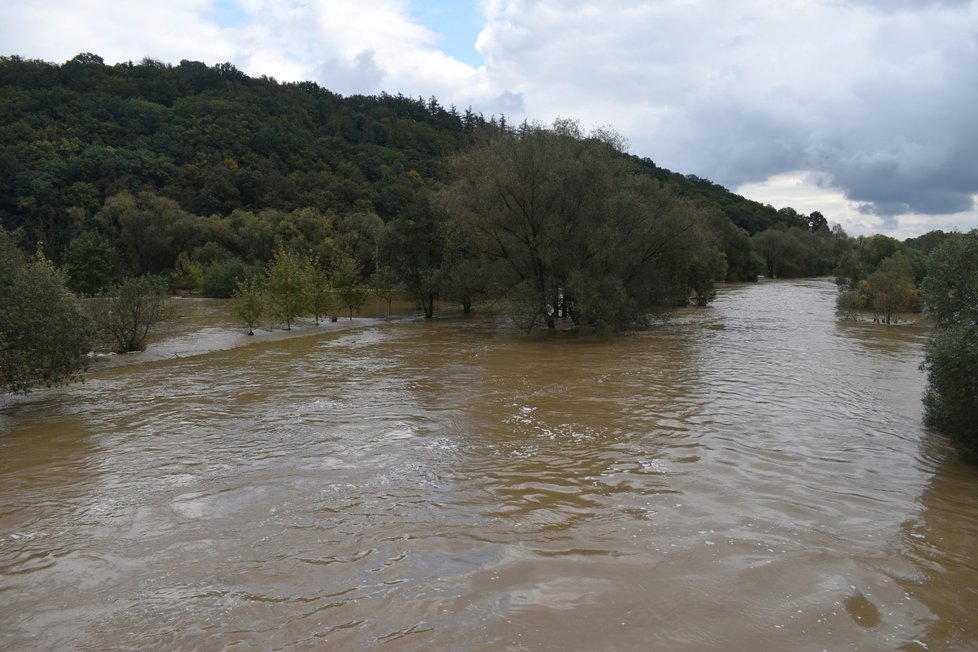 Řeka Opava se změnila v rozbouřený veletok.