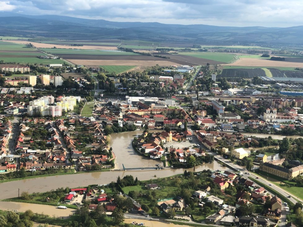 Podzim 2020: Hráze ve Veselí nad Moravou řeku v historickém jádru města udržely většinou v korytě. K přelití chyběly centimetry, zatopené byly zahrady řady domů.