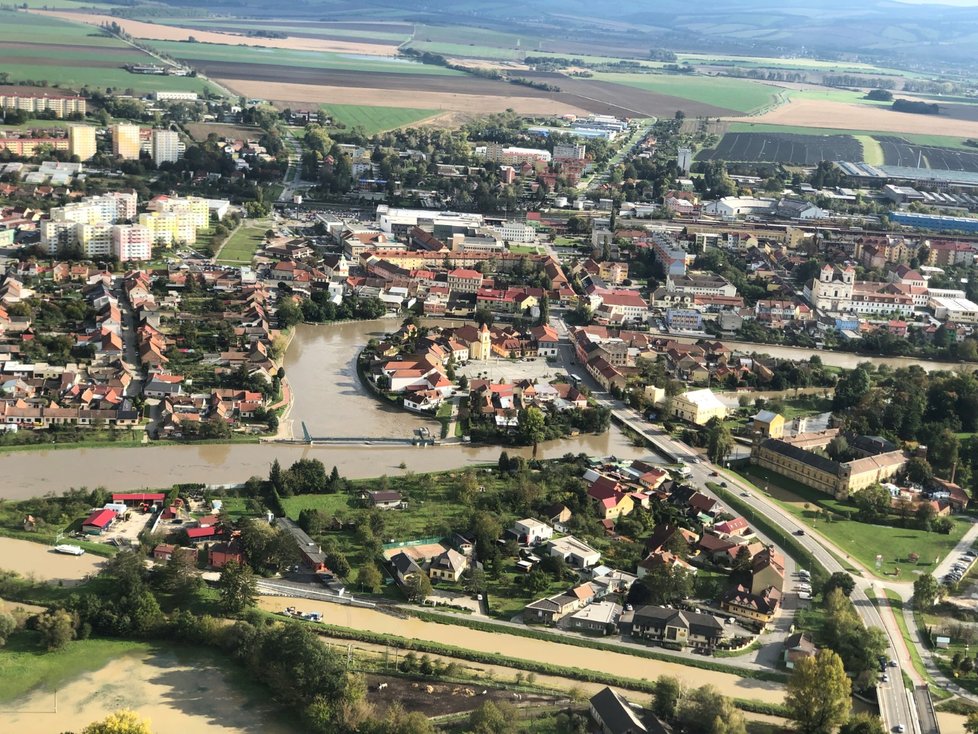 Hráze ve Veselí nad Moravou řeku v historickém jádru města udržely většinou v korytě. K přelití chyběly centimetry, zatopené byly zahrady řady domů.