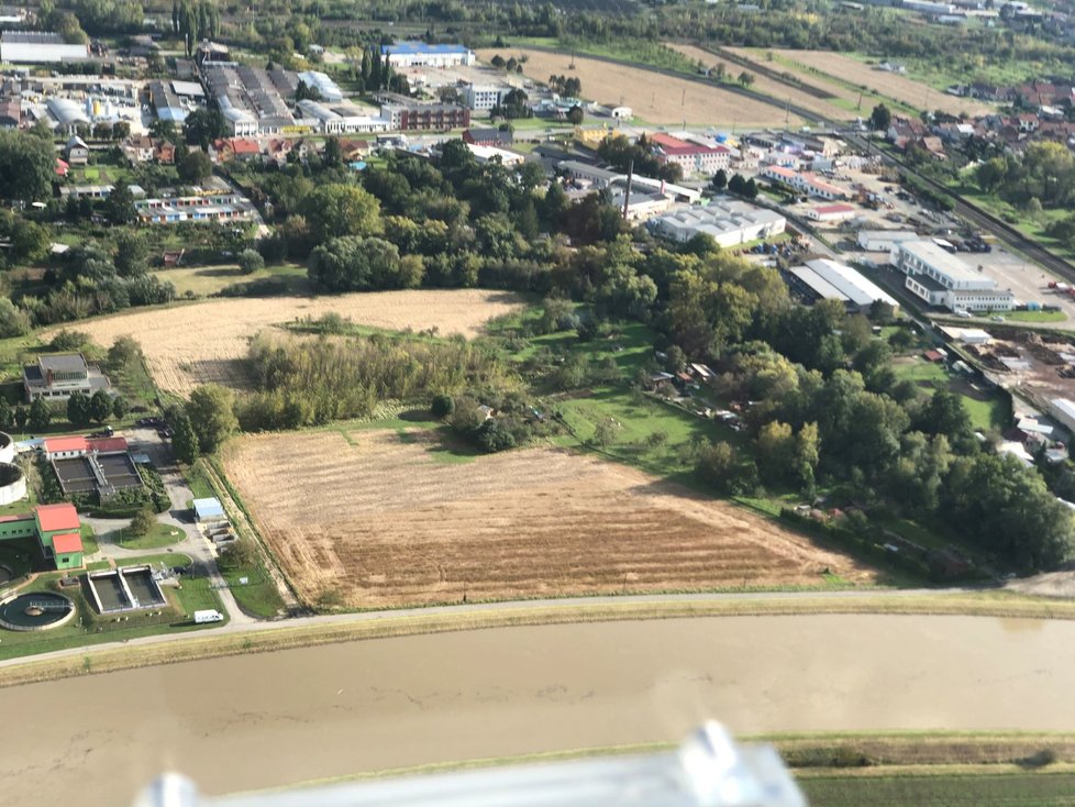 Plné koryto řeky u čistírn odpadních vod ve Veselí nad Moravou.