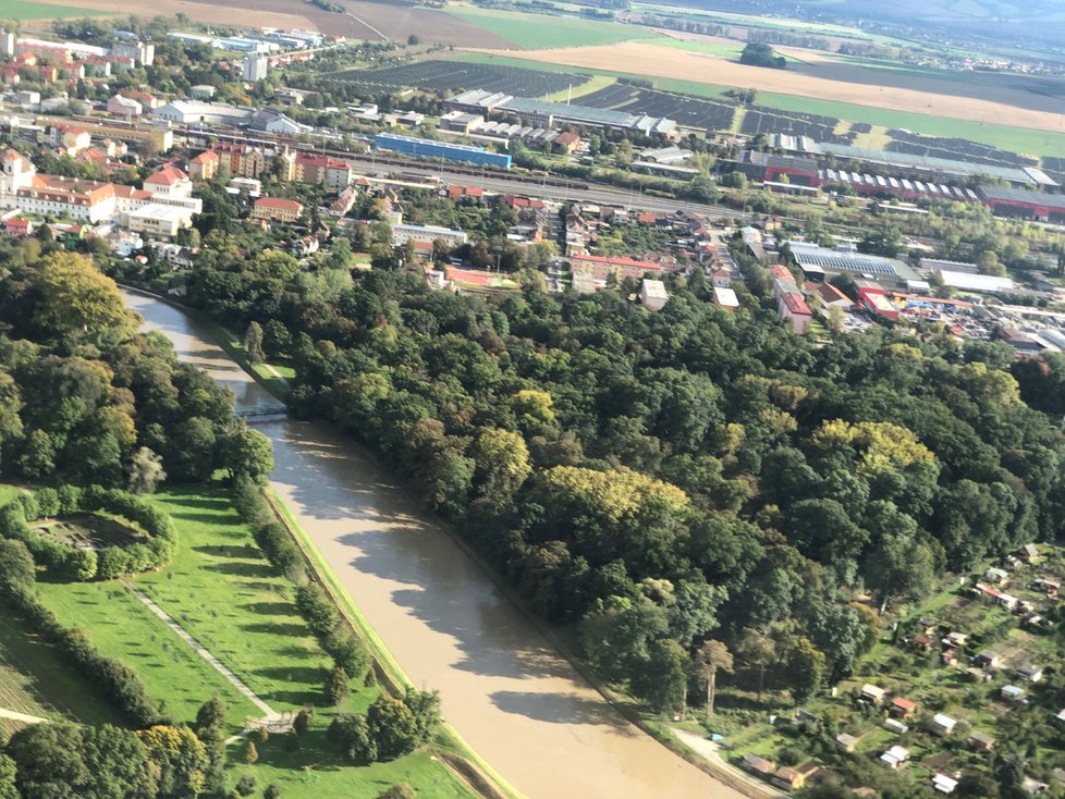 Plné koryto řeky v zámeckém parku ve Veselí nad Moravou