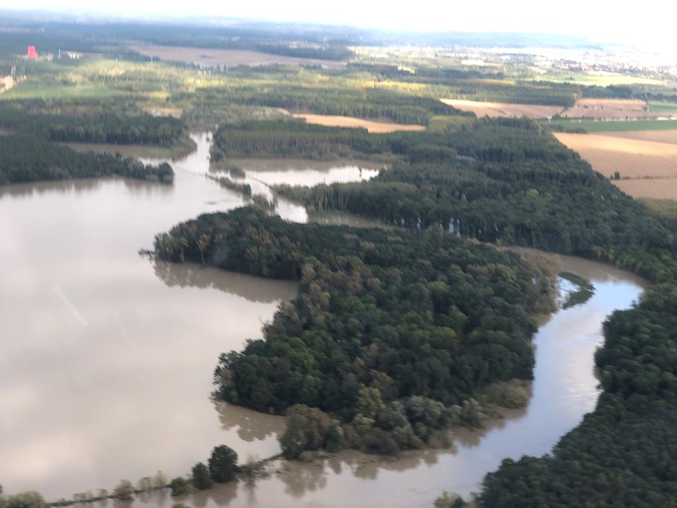 Meandrující Morava se vylila do lesů u Bzence-Přívozu.