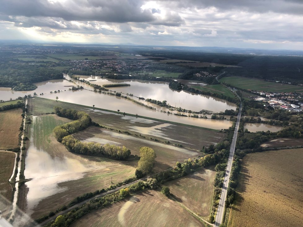 Morava se vylila do polí a na louky mezi Petrovem, Sudoměřicemi a Rohatcem.