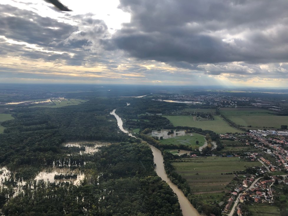 Morava zcela zaplavila pole, louky a lesy u Rohatce na Hodonínsku.