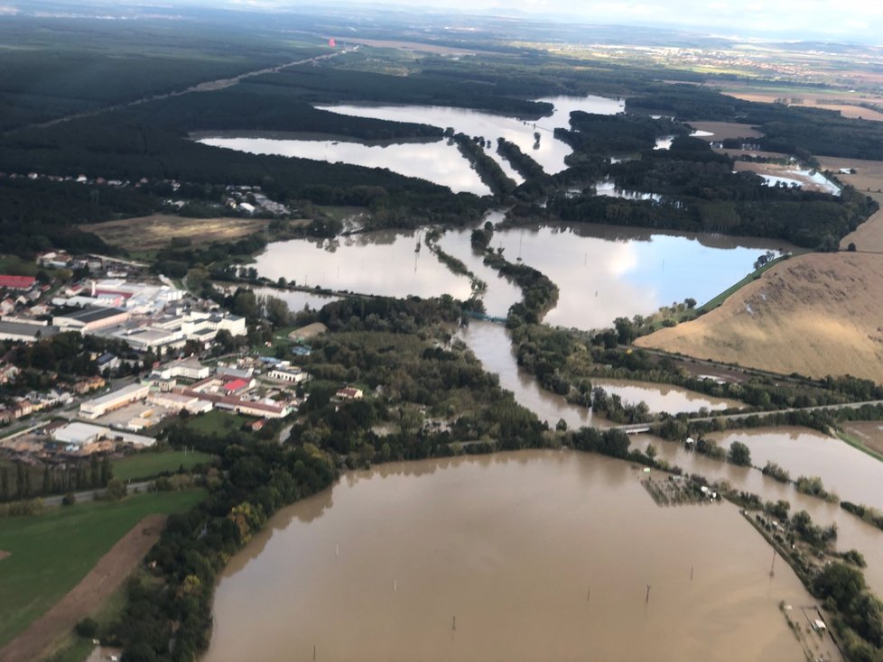 Morava zcela zaplavila pole, louky a lesy u Rohatce na Hodonínsku.