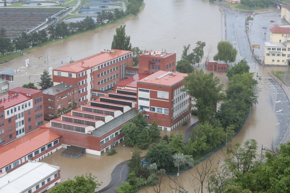 Budovu Českého hydrometeorologického ústavu v Praze na Podbabě v roce 2013 také zasáhla velká voda