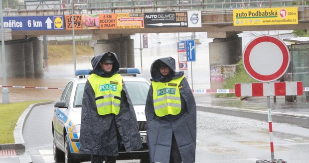 Policie v souvislosti s povodněmi zaznamenala již několik případů rabování