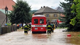 Místo vyzdobeného auta hasičská avie a místo družiček hasiči v uniformách