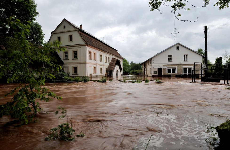 Povodně 2013: Rozvodněné Labe a zatopený Šporkův mlýn na Trutnovsku