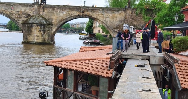 Zavírání vrat Čertovky kvůli hrozbě povodní. (14. května 2021)