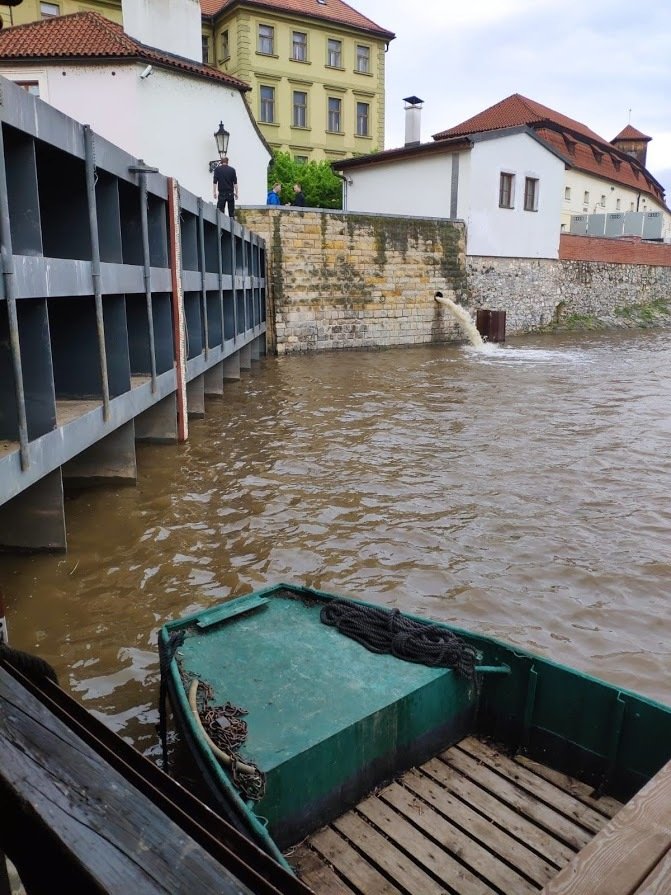 Zavírání vrat Čertovky kvůli hrozbě povodní. (14. května 2021)