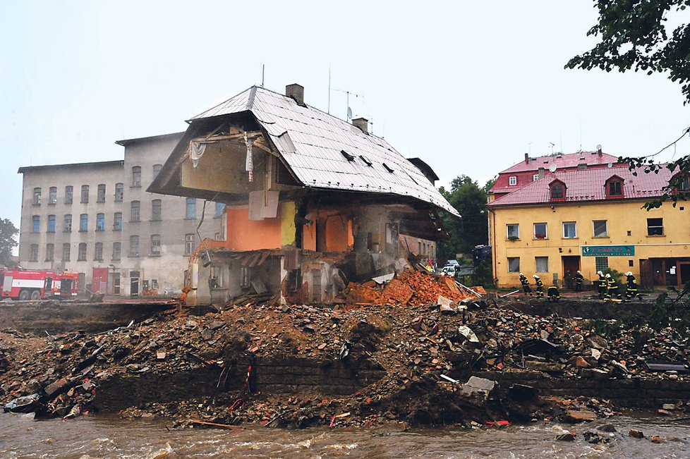 srpen 2010 - Symbolem povodní na severu Čech se stal dům v Chrastavě. Zemřelo sedm lidí.