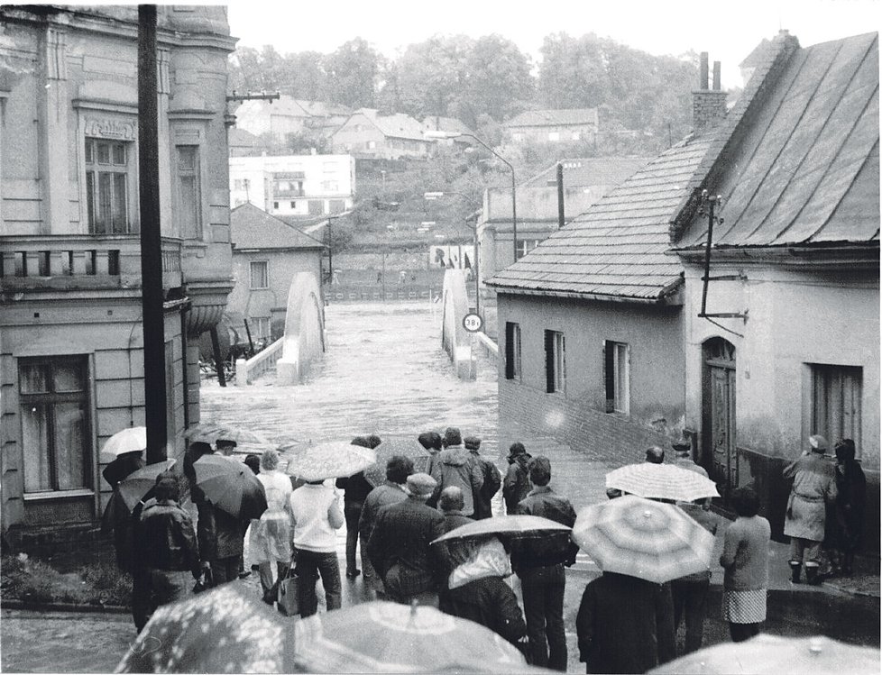 1985 - Záplavy postihly hlavně Vysočinu. Na snímku mizí pod vodou most ve Velkém Meziříčí.