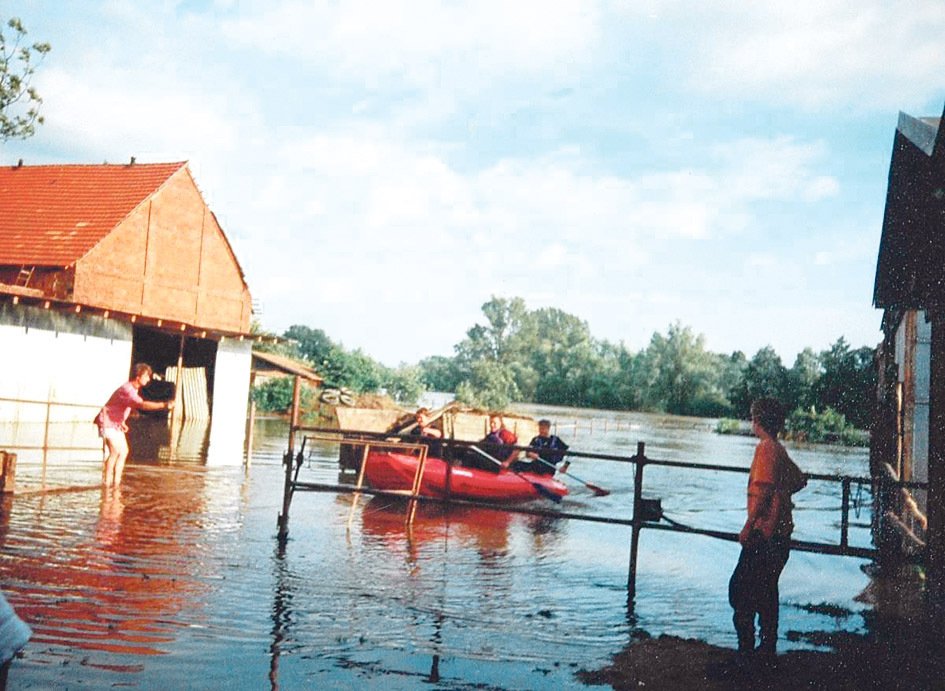 1997 - zaplavená třetina ČR, nejvíce Morava a východní Čechy (na snímku). V povodí Moravy a Odry spadlo za pár dní místy až přes polovinu ročního úhrnu srážek. 50 lidí zemřelo.