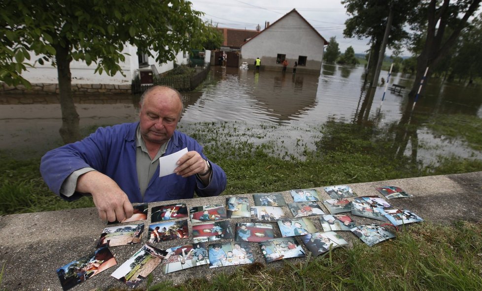 Povodně 2013: Václav Reichl z Putimi zachránil ze svého zatopeného domu fotky své rodiny
