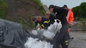 Jiří Nekolný z Terezína pomáhal jako dobrovolný hasič při povodních v roce 2002, i když sám měl dům zatopený. Do práce se s kolegy zapojil i letos