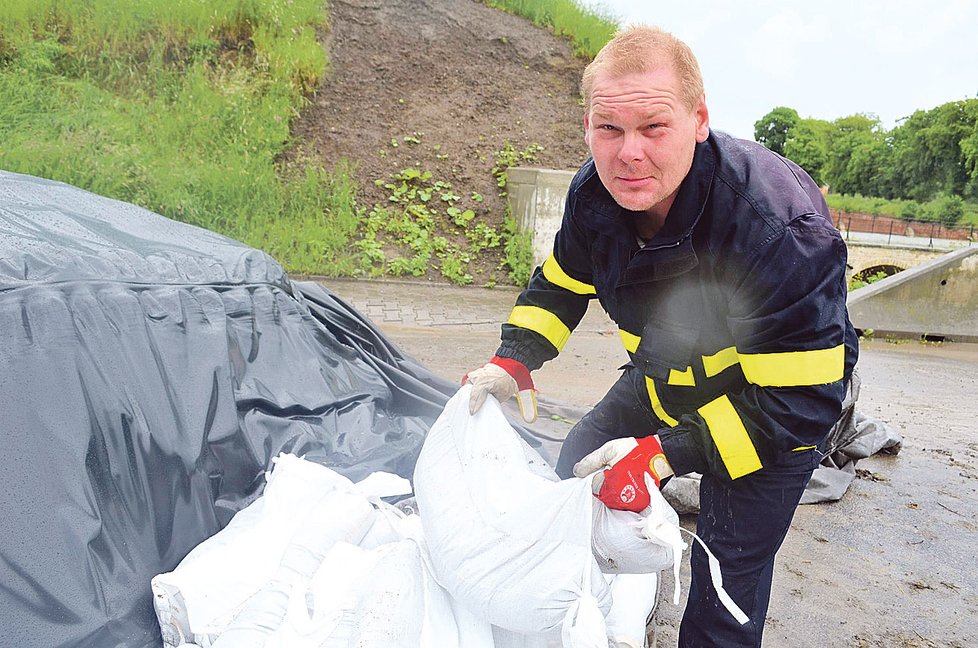 Jiří Nekolný včera pomáhal s pytli s pískem