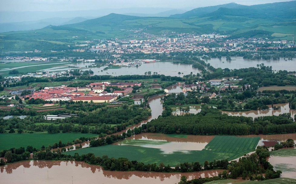 Záplavy na Litoměřicku. Na snímku ze 4. června v popředí je Terezín.