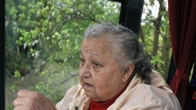Jarmila Mezuljaniková odjíždí 18. května z Troubek na Přerovsku evakuačním autobusem na místo přechodného pobytu.