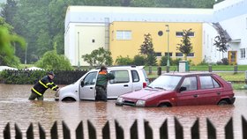 Hostinné na Trutnovsku zaplavilo 2. června rozvodněné Labe. V centru bylo zhruba 40 centimetrů vody, se záchranou odříznutých lidí pomáhal vrtulník.