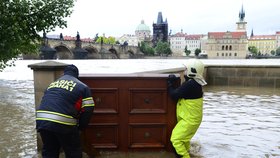 Hasiči zasahují na pražské Kampě, kterou začala 2. června zaplavovat Vltava.