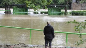 Fotbalové hřiště v Berouně zaplavila 2. června rozvodněná Berounka.