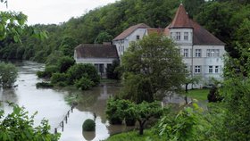 Rozvodněná Berounka 2. srpna u Chrástu na Plzeňsku.