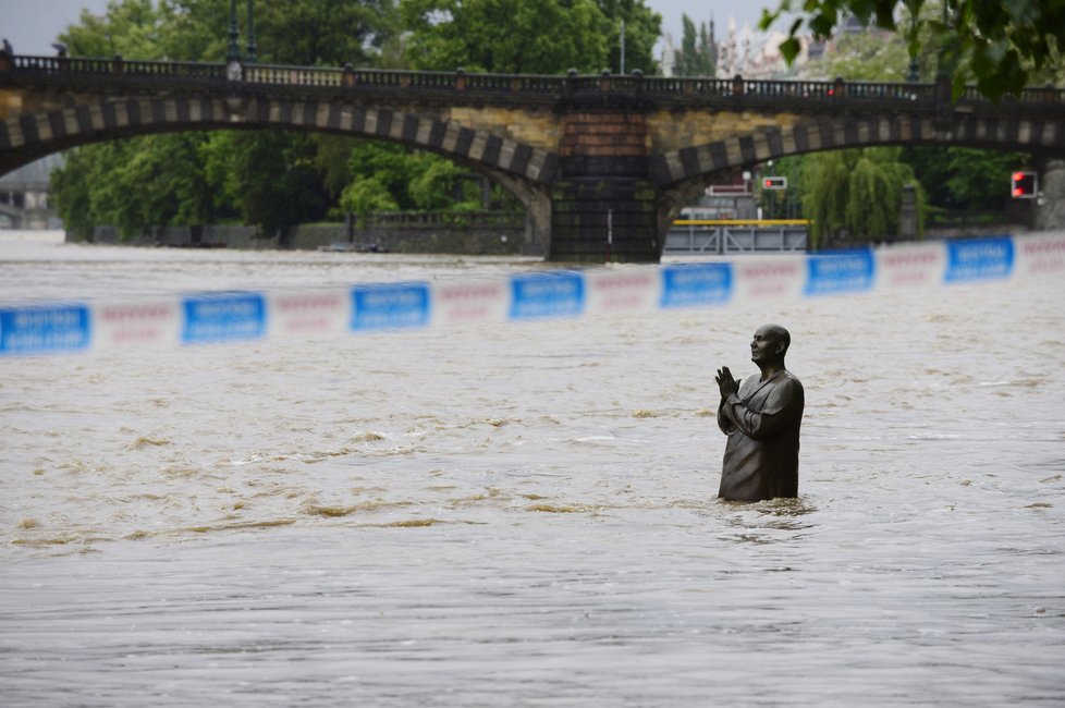 Zaplavená socha na vltavském břehu na pražské Kampě 2. června ráno.