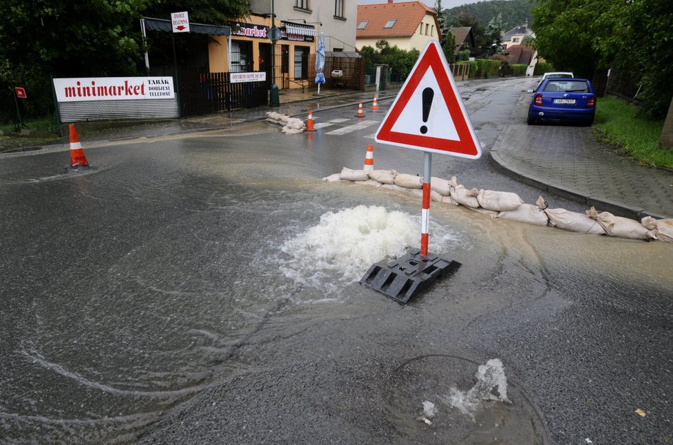 Řeka Berounka dosáhla 2. června v Černošicích u Prahy třetího stupně povodňové aktivity, tedy ohrožení. Na snímku je voda vytékající z dešťové kanalizace v ulici Dr. Janského.