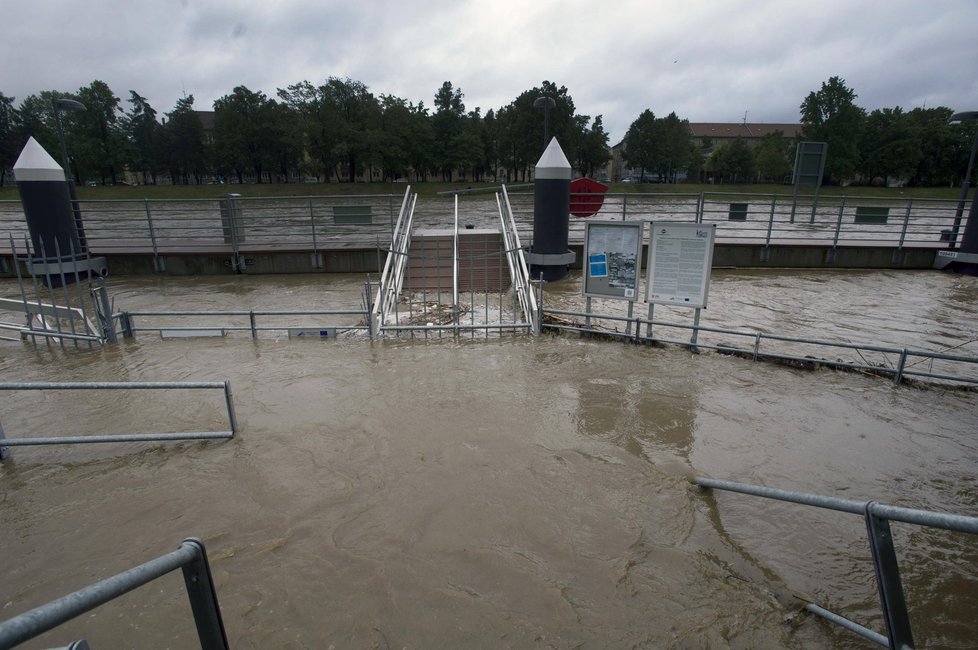 V Jihočeském kraji dosáhl 3. stupeň povodňové aktivity už na 20 místech. Na snímku Vltava u Dlouhého mostu v Českých Budějovicích.