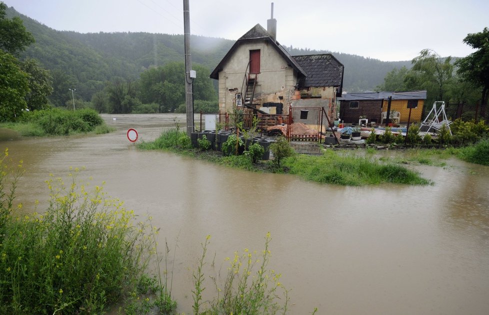 Řeka Berounka dosáhla 2. června v Černošicích u Prahy třetího stupně povodňové aktivity, tedy ohrožení. Na snímku je pohled na silnici k městké pláži ve čtvrti Mokropsy.