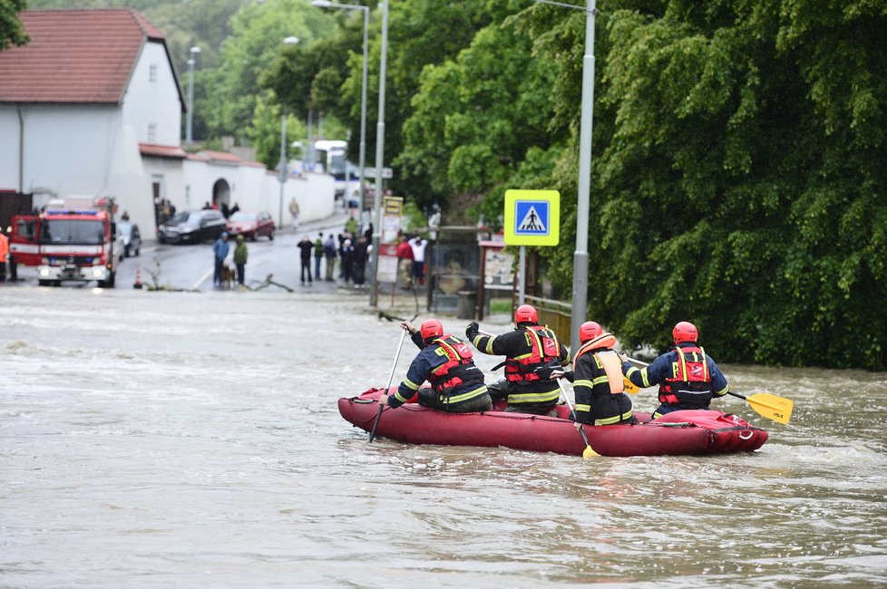 V pražské Hostivaři se vylil z břehu Botič.